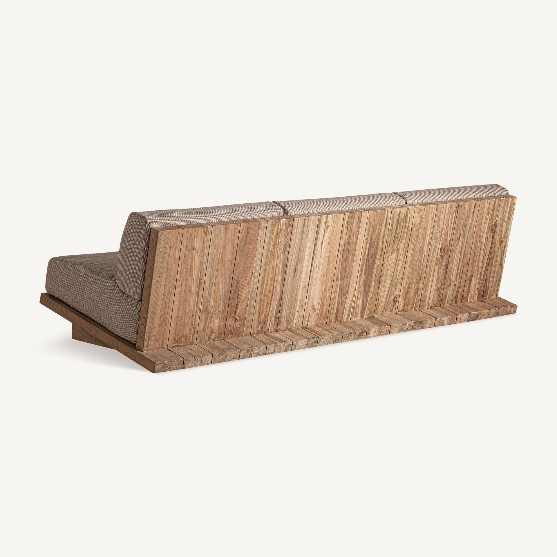 Vista trasera del sofá Pure mostrando la veta natural de la madera y su respaldo robusto