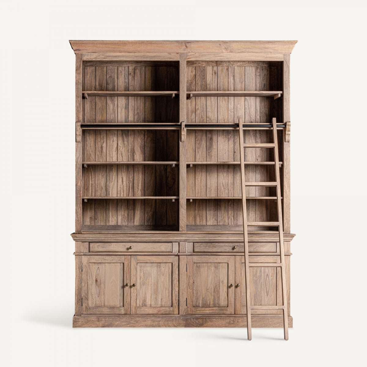 Vista frontal de la librería Mandern en madera natural con escalera integrada, diseño clásico y elegante, boutique interiorismo VICAL.