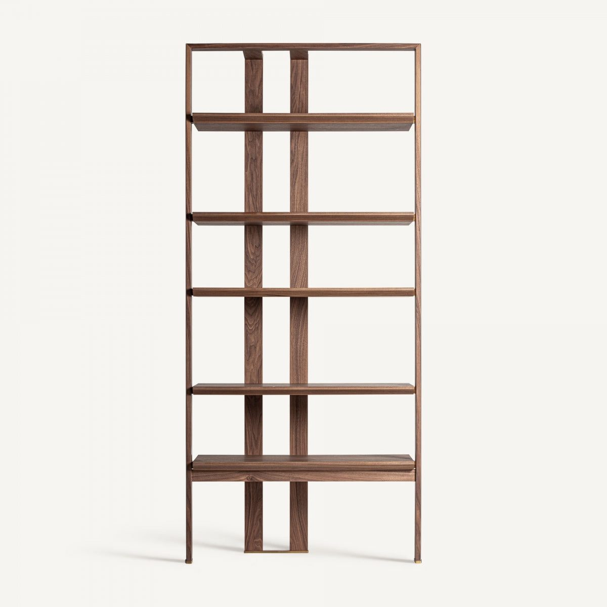Vista frontal de la librería Gifhorn en madera de olmo marrón y chapa de nogal, diseño contemporáneo y estructura vertical abierta.