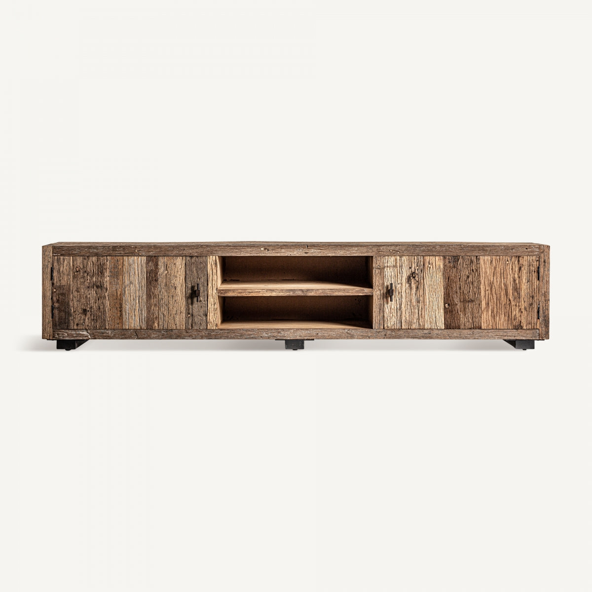 Mueble de televisión en madera reciclada con acabado rústico e industrial, de líneas sólidas y sobrias.