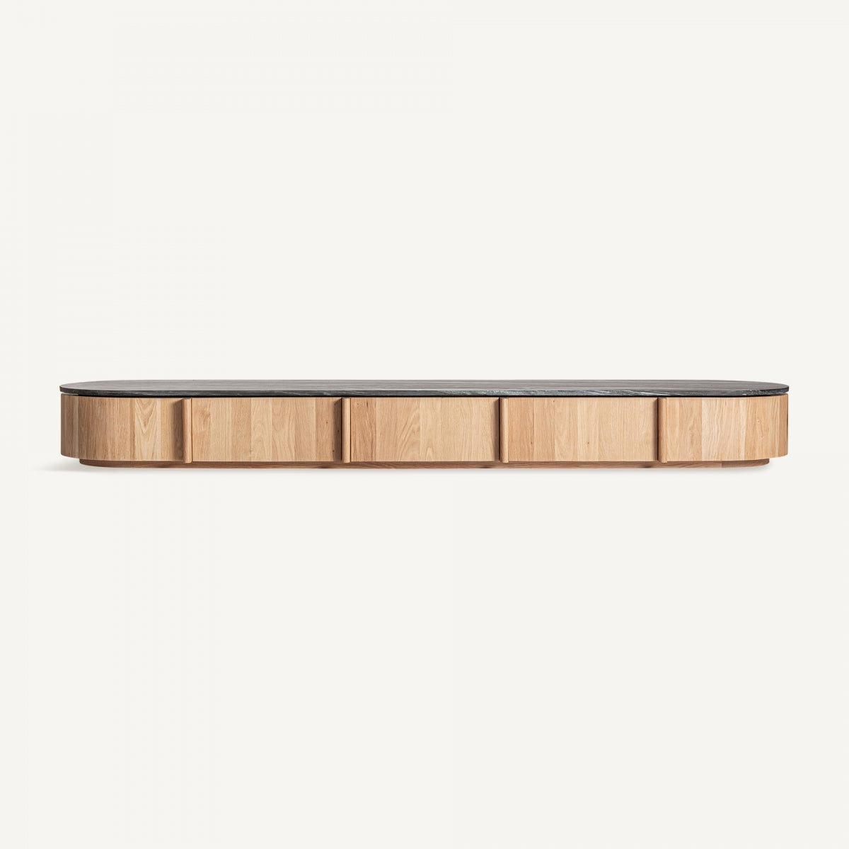 Vista frontal del mueble de TV Nara con estructura de madera natural y sobre de piedra oscura, diseño minimalista de líneas curvas.