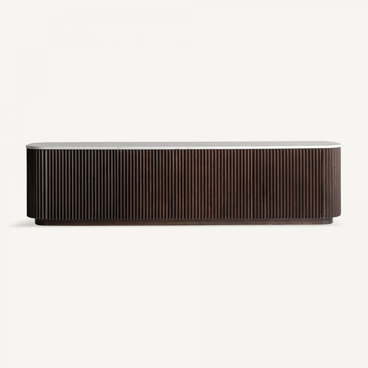 Mueble de TV con frontal acanalado en madera oscura y sobre de mármol blanco, estilo moderno y elegante