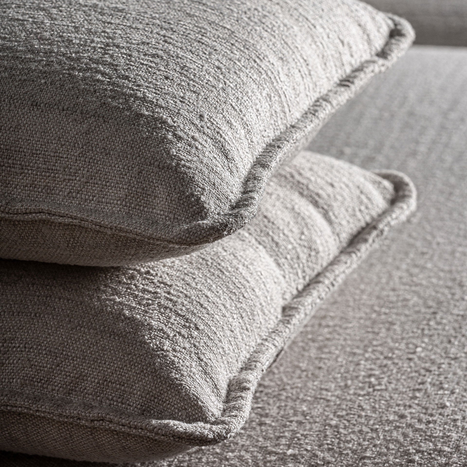 Vista frontal del sofá chaiselongue Traun en blanco roto, diseño moderno y proporciones generosas