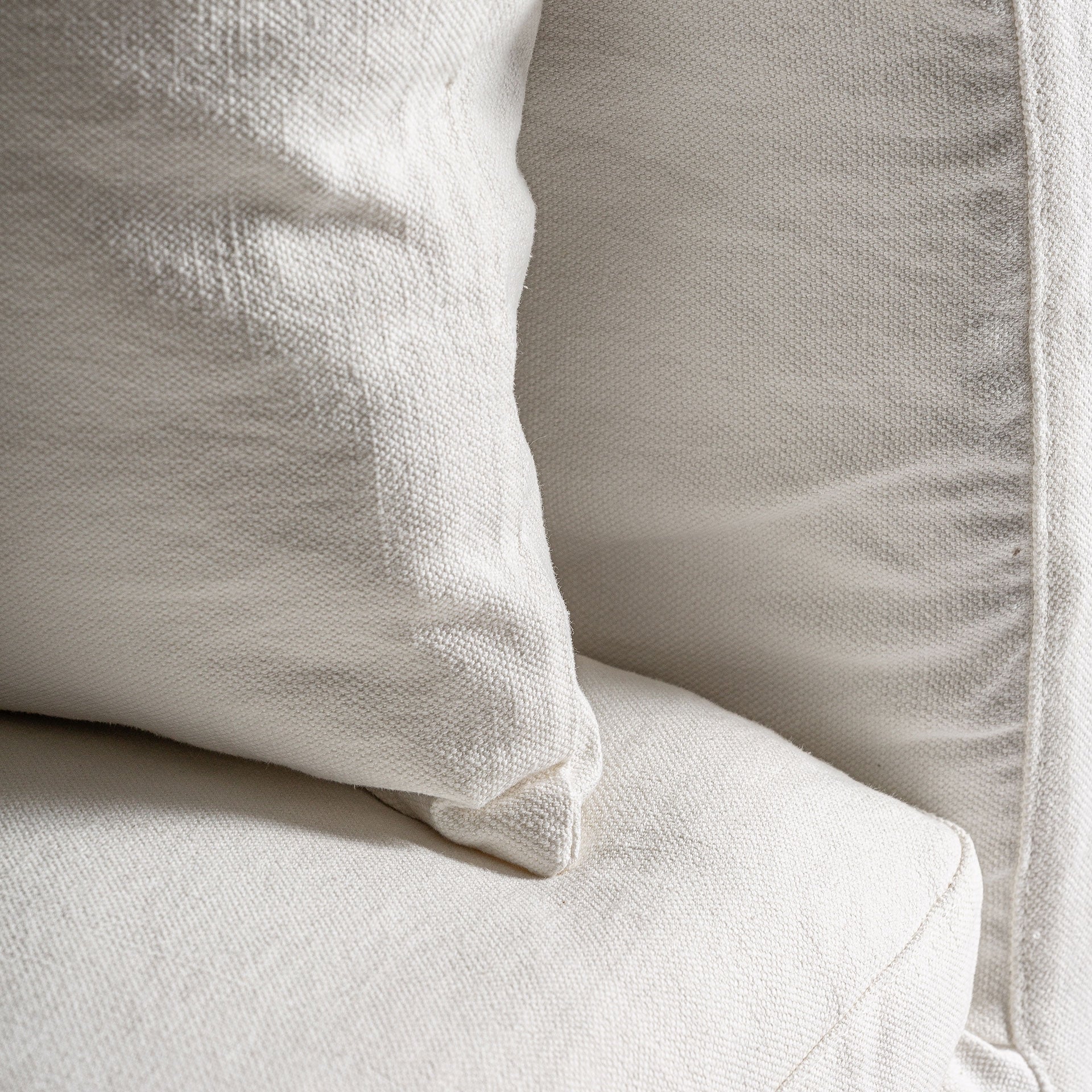 Detalle del cojín trasero del módulo Agde, lino blanco con textura suave boutique interiorismo vical