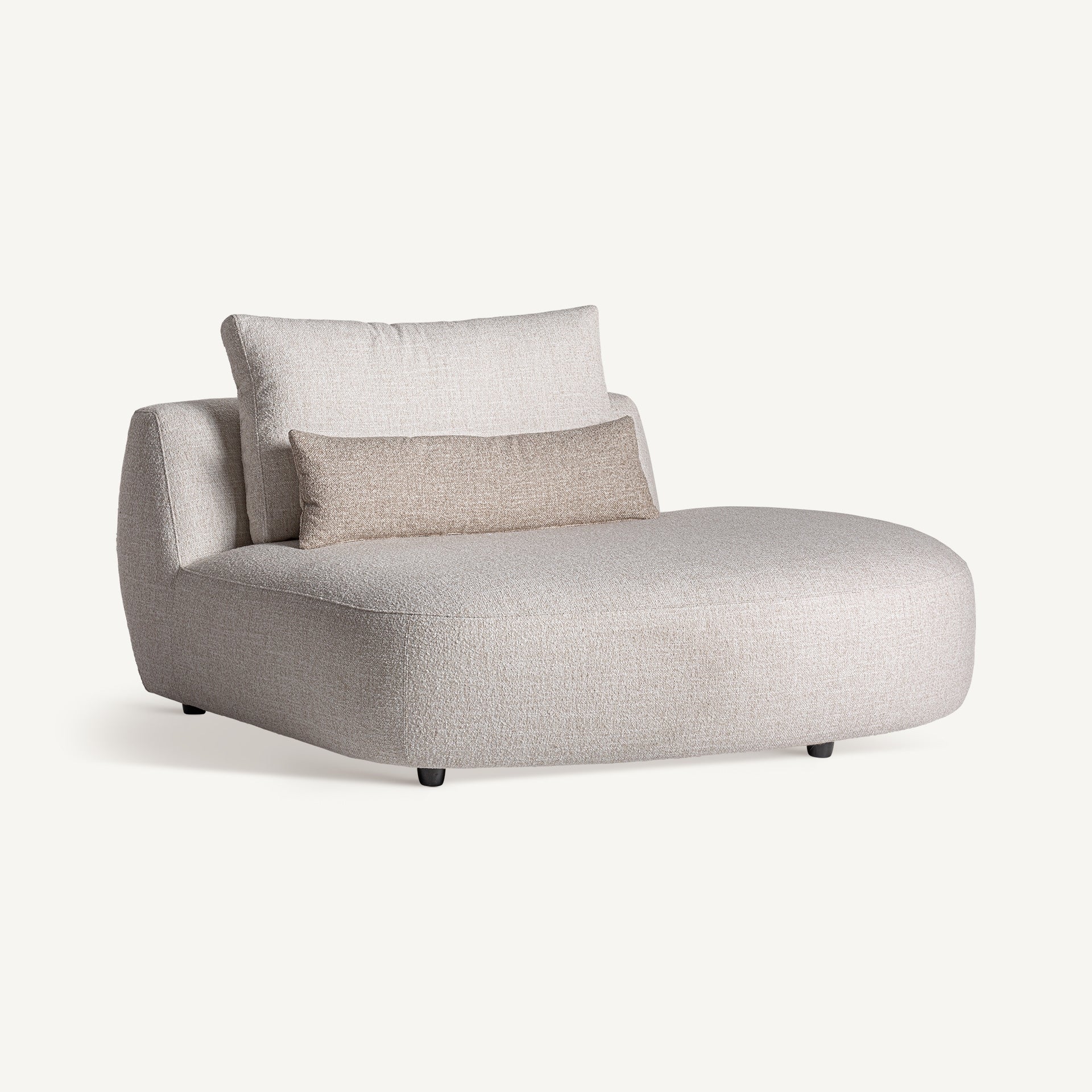 Vista lateral del sofá Wingles de tres módulos con formas orgánicas, tapizado en poliéster blanco roto, ideal para interiores modernos y envolventes.