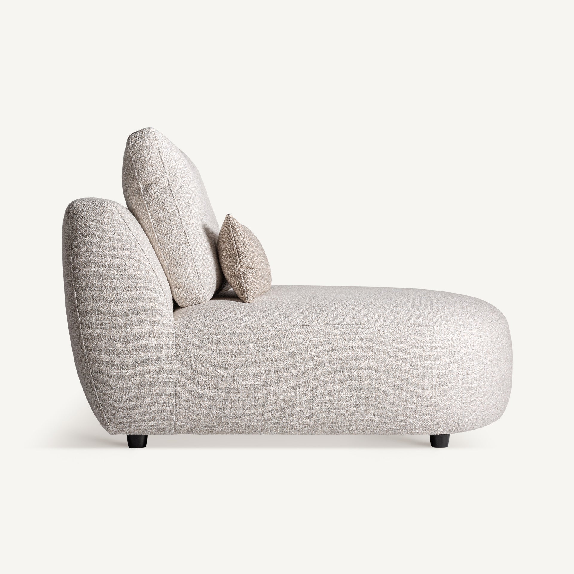 Detalle de conexión entre módulos del sofá Wingles, diseño moderno en lino natural, perfecta integración visual, estilo boutique interiorismo.