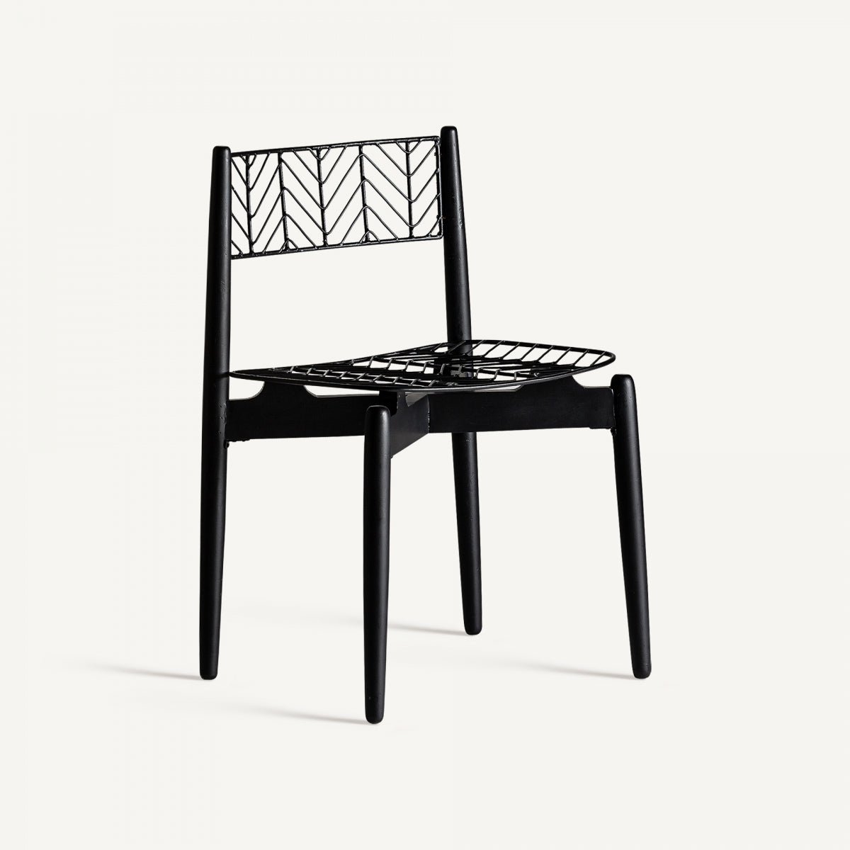 Silla PLISSÉ en metal negro con diseño plisado y asiento curvo, estilo contemporáneo artesanal boutique interiorismo vical