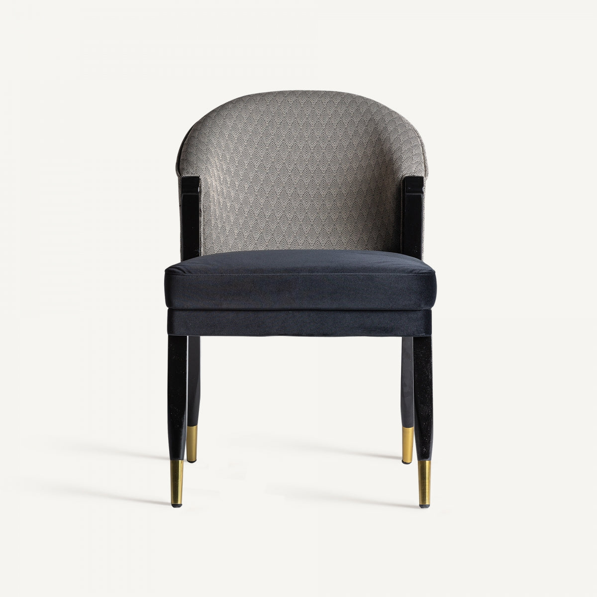 Vista frontal de la silla TRUN, asiento amplio y líneas elegantes, terciopelo negro boutique interiorismo vical