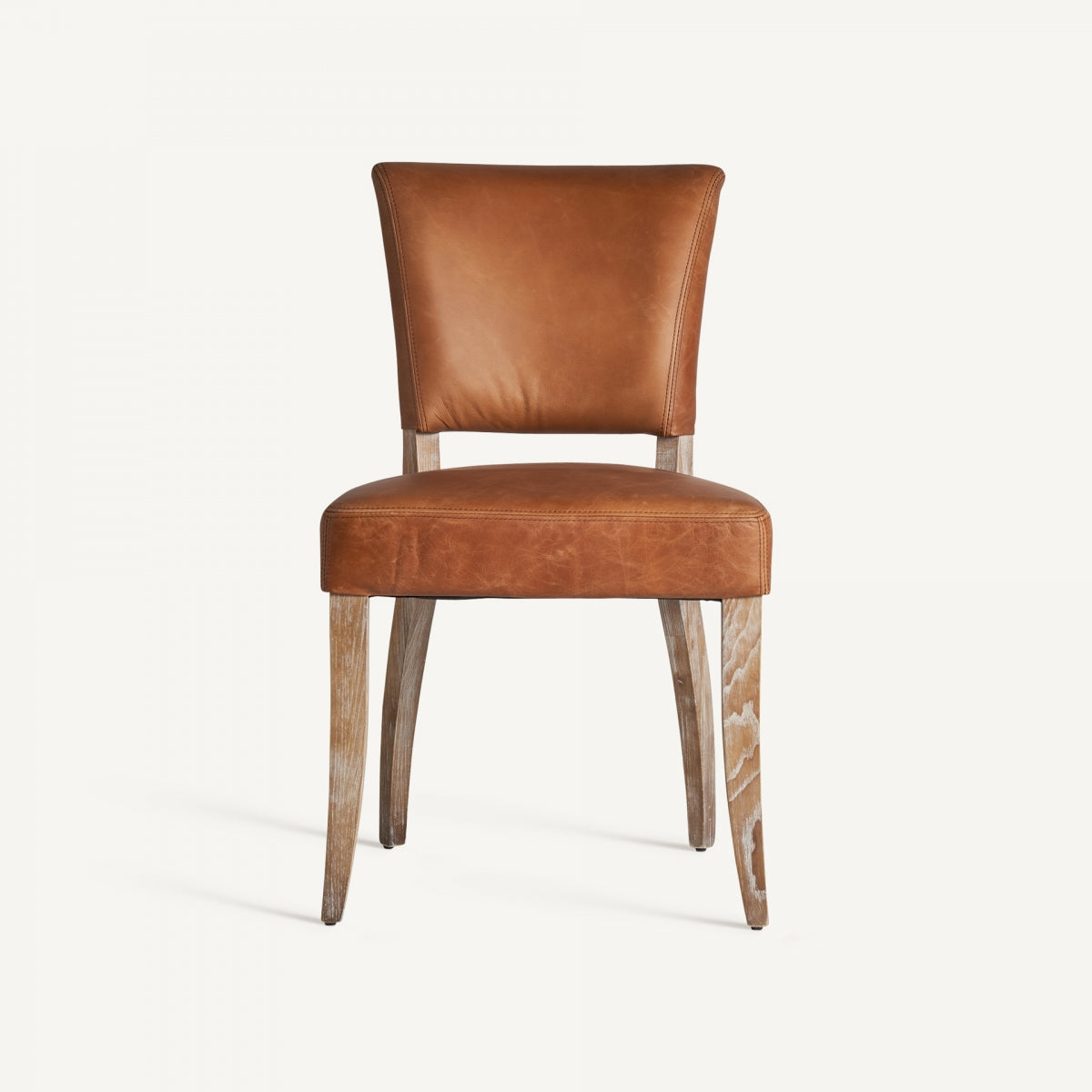 Silla de piel marrón con estructura de madera vista lateral, diseño clásico refinado.