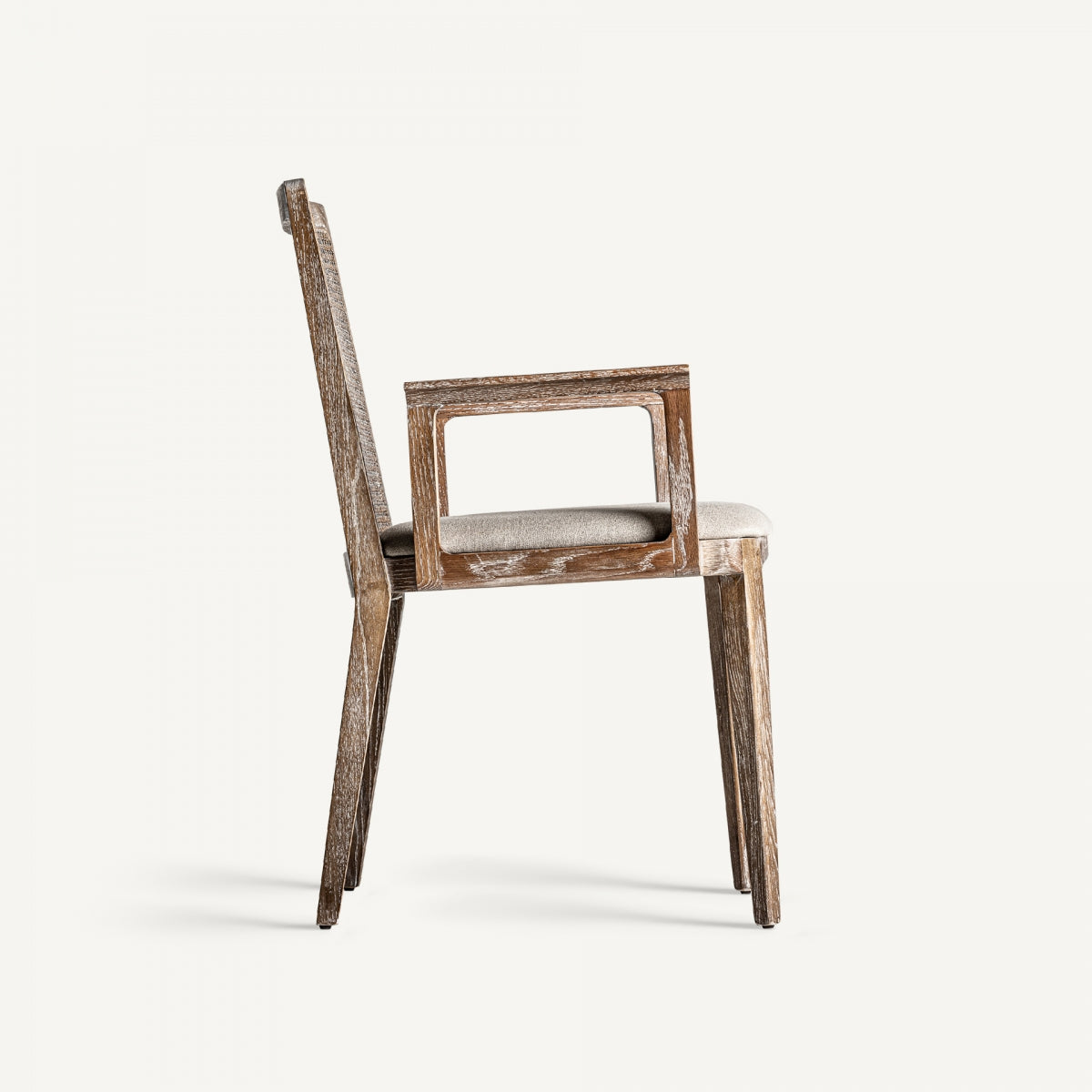Perfil lateral de silla rústica con brazos rectos y diseño en madera decapada - boutique_interiorismo - vical