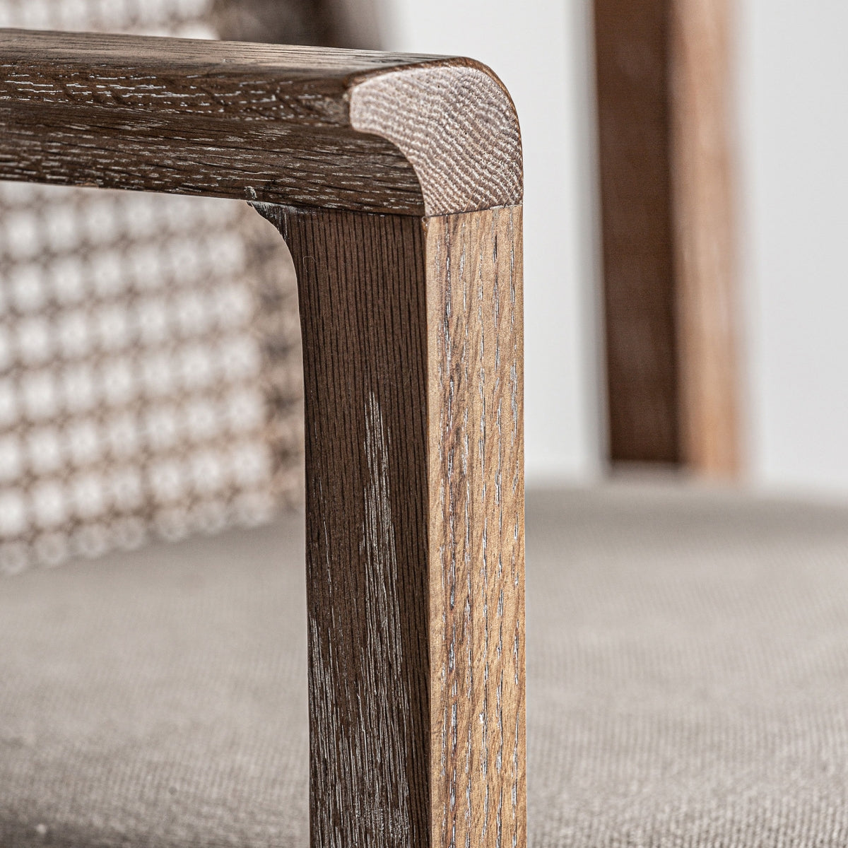 Detalle del brazo de la silla en madera de fresno con acabado rústico blanqueado - boutique_interiorismo - vical