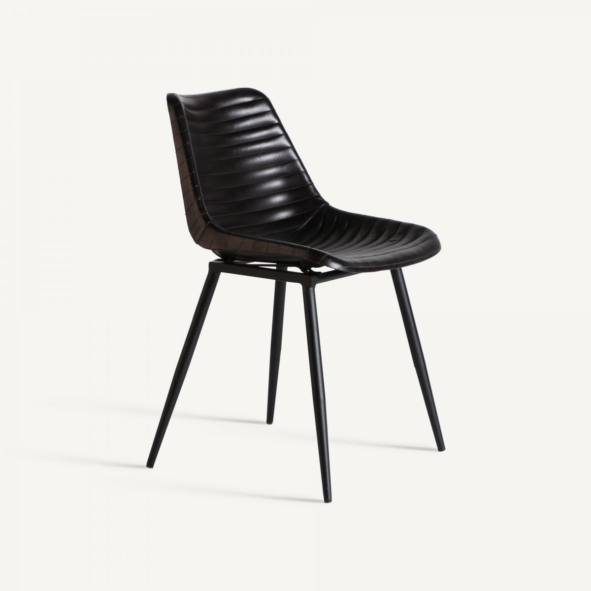 Silla de cuero negro con costuras horizontales y patas metálicas negras, estilo industrial contemporáneo
