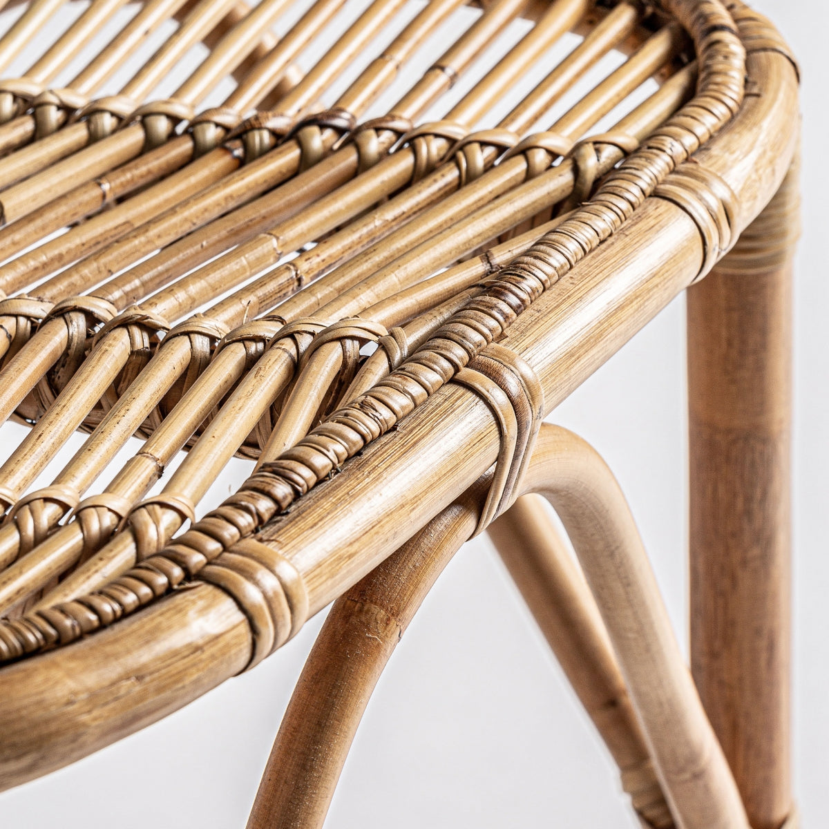 Detalle de la estructura curva de ratán natural, diseño artesanal y resistente