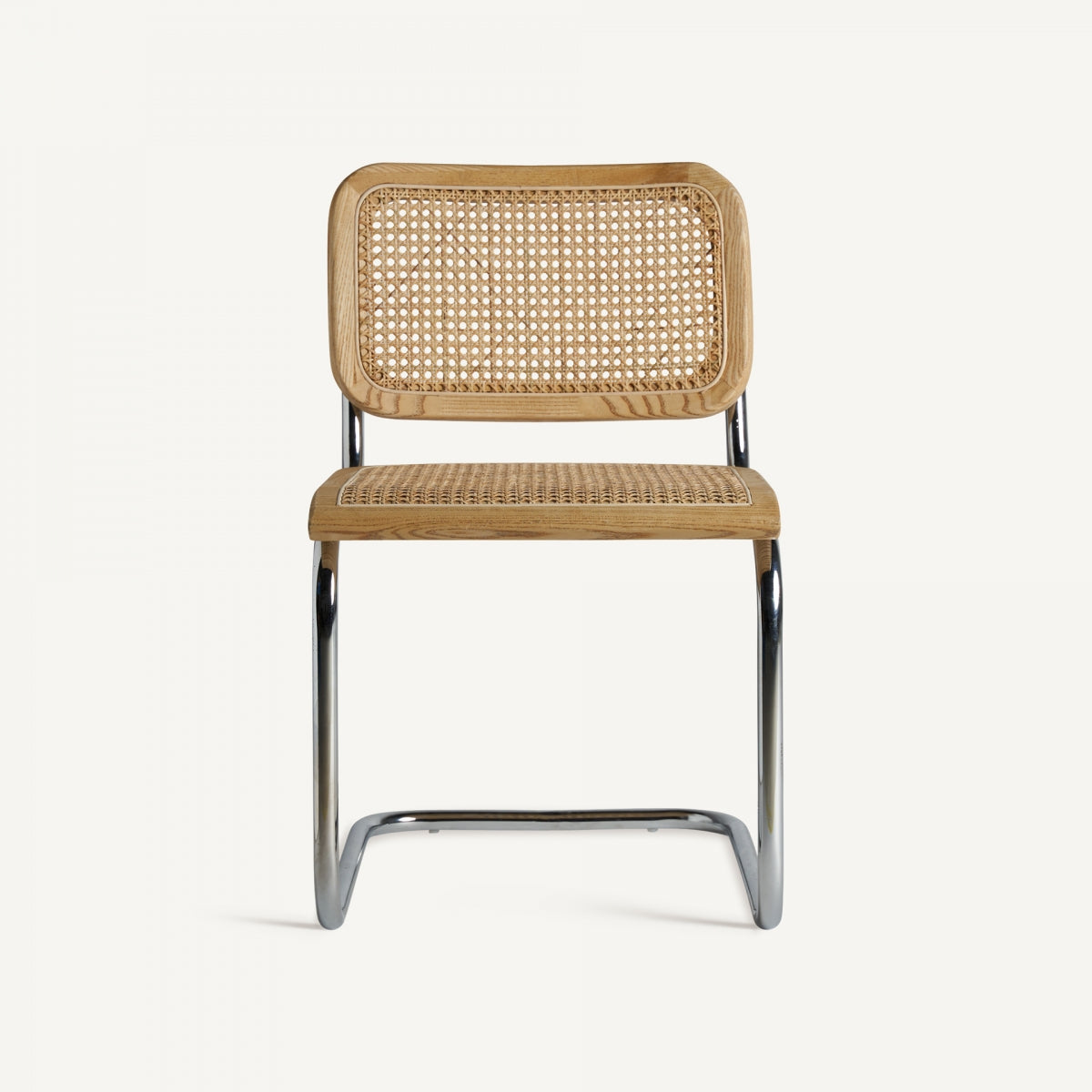 Silla Sins de ratán y madera de olmo natural, vista frontal en cocina cálida.