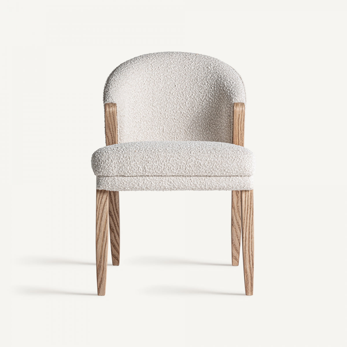 Vista frontal de la silla Prati bouclé con estructura de madera y tapizado blanco, diseño envolvente.
