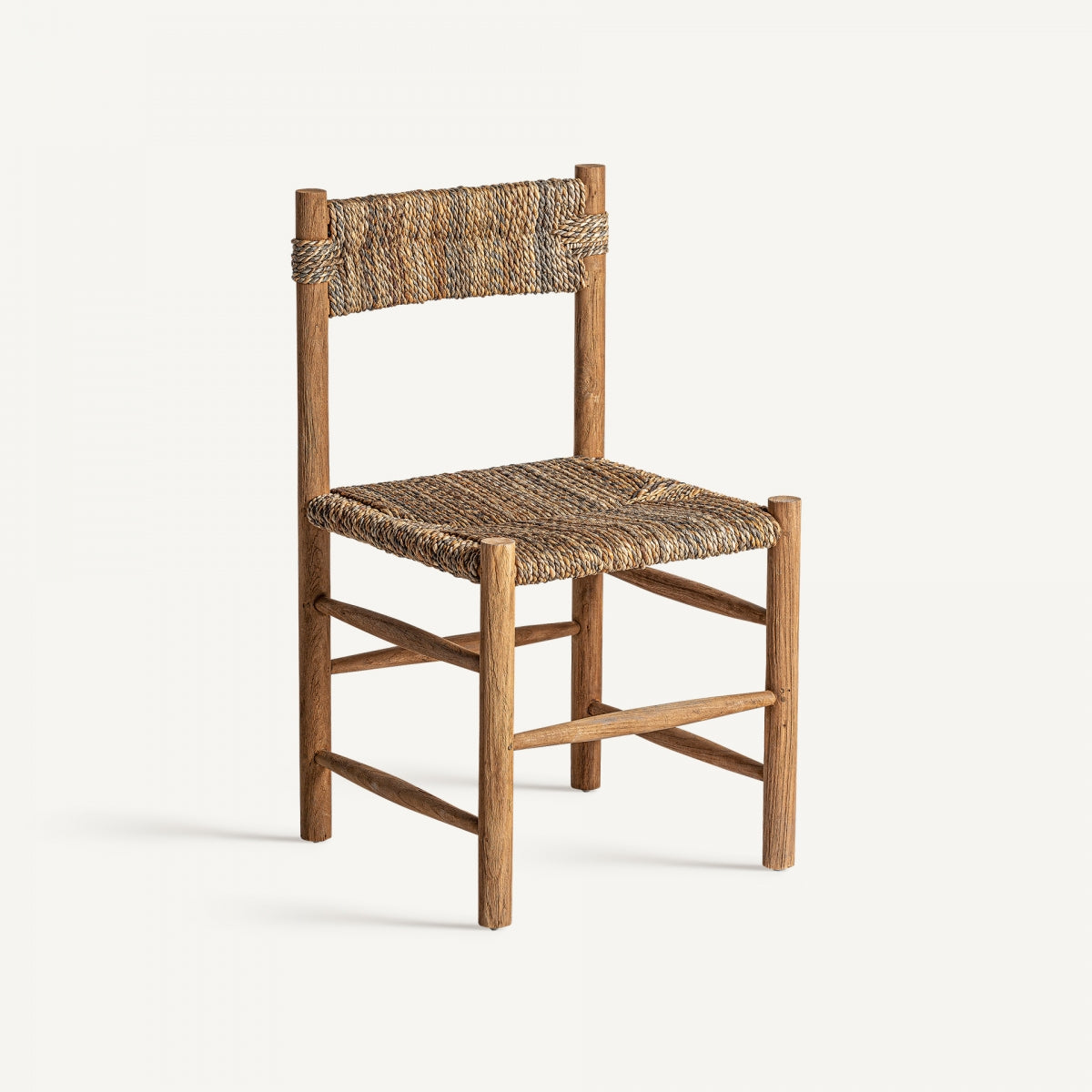 Vista frontal de la silla Manhula con estructura de madera natural y asiento de cuerda trenzada, estilo rústico