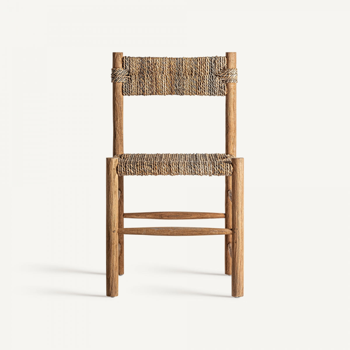 Vista trasera de la silla Manhula con respaldo de cuerda enrollada y madera natural, diseño artesanal