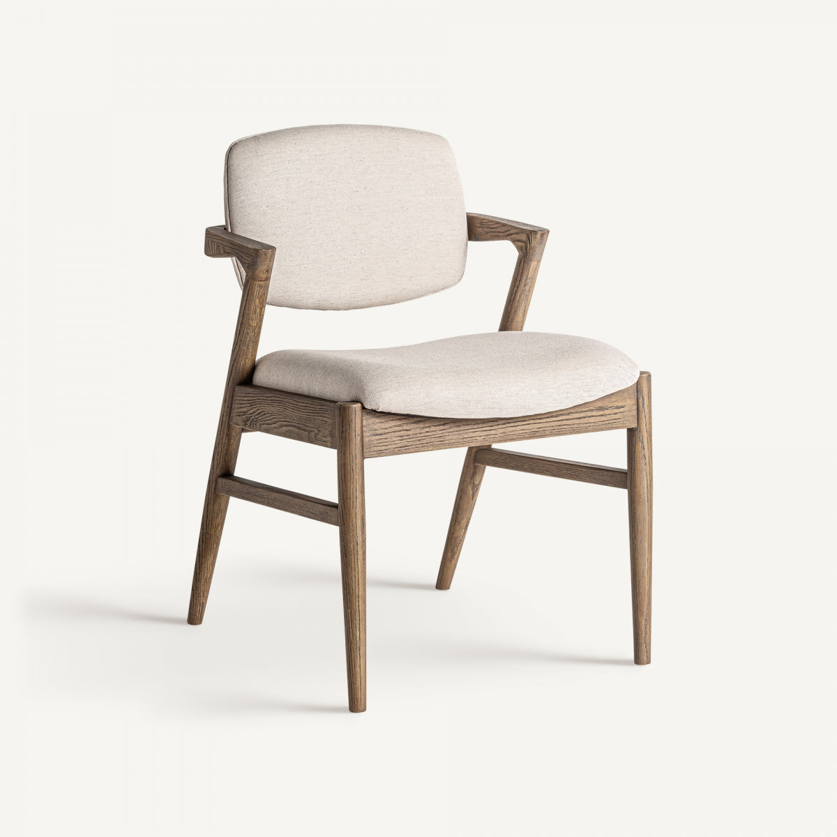 Silla de madera de roble vista en ángulo, tapizado claro y diseño escandinavo elegante.
