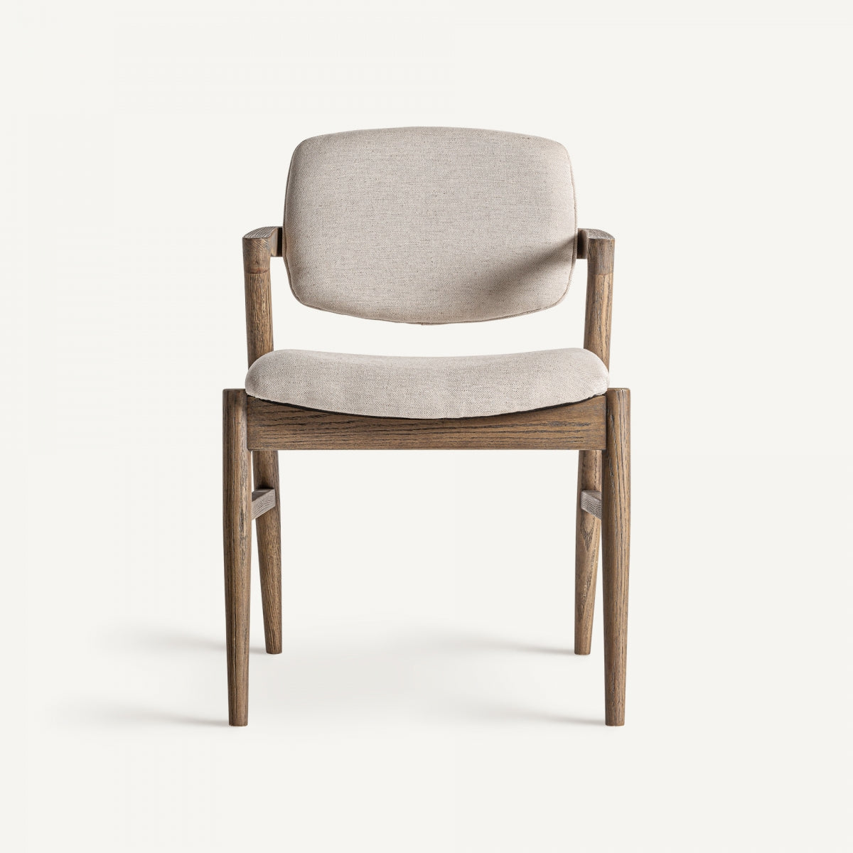 Vista frontal de silla nórdica con asiento tapizado en lino beige y estructura de madera.
