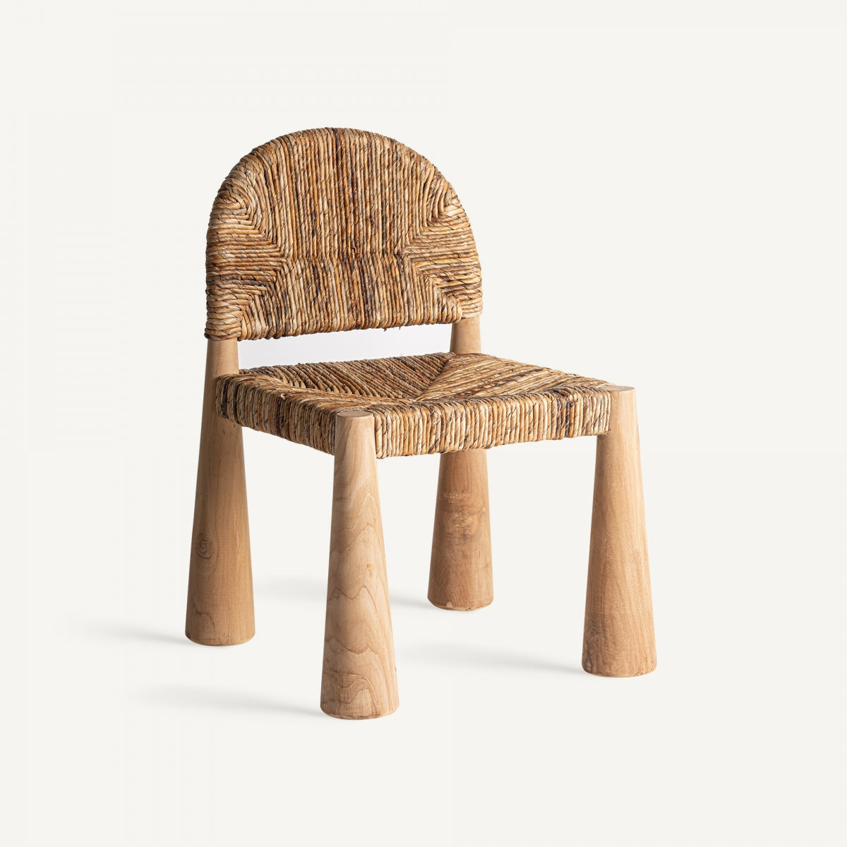 Silla de ratán artesanal con patas de madera torneada, vista frontal completa