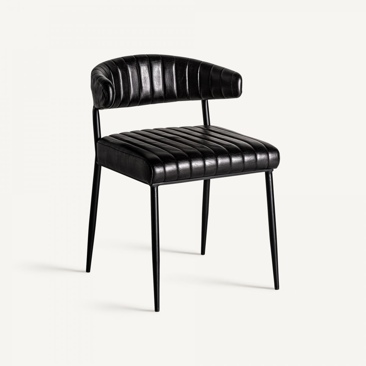Silla negra con tapizado vertical y estructura metálica negra, vista 1, estilo industrial boutique interiorismo