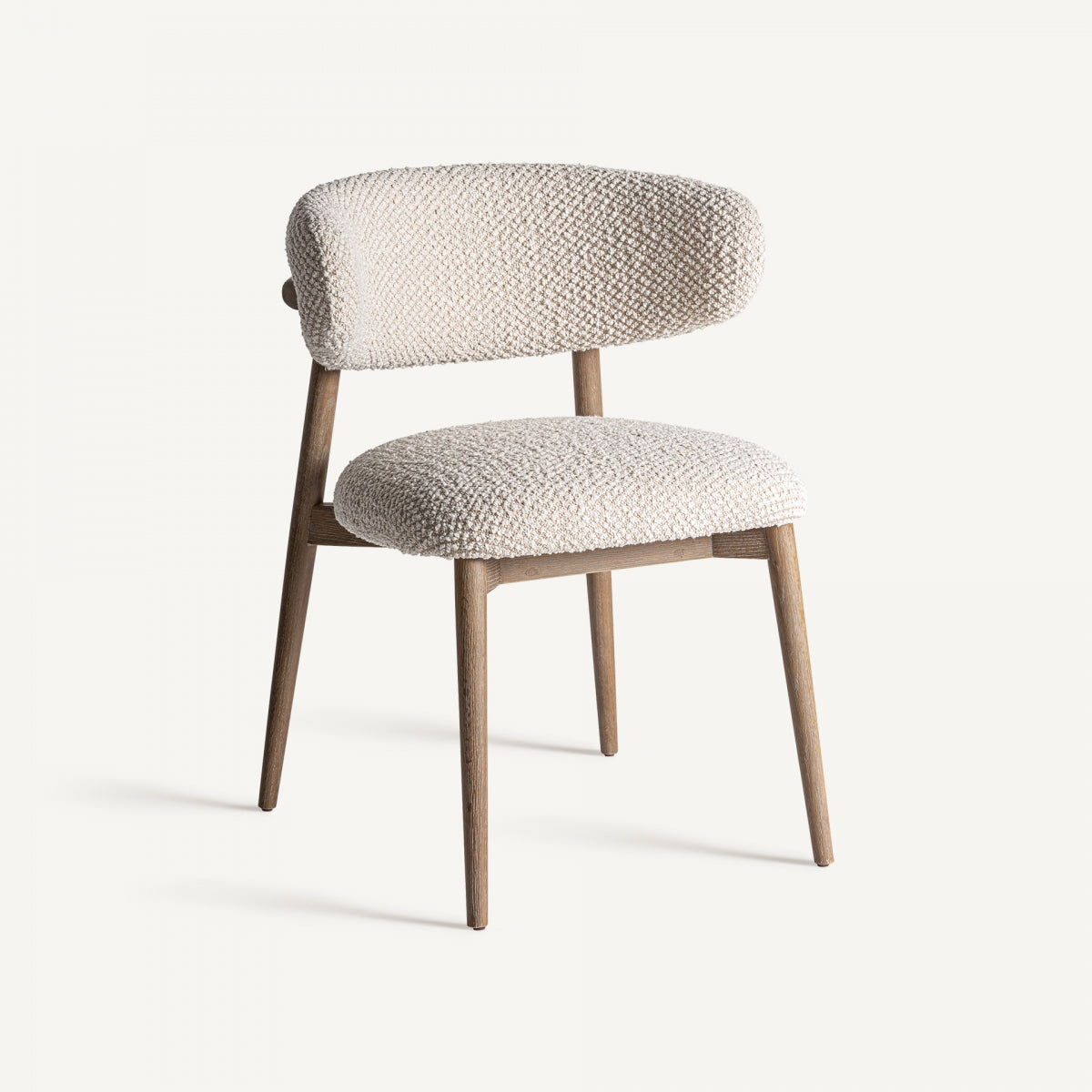Vista frontal de la silla Glorenza con estructura de madera y tapizado bouclé beige, estilo nórdico moderno