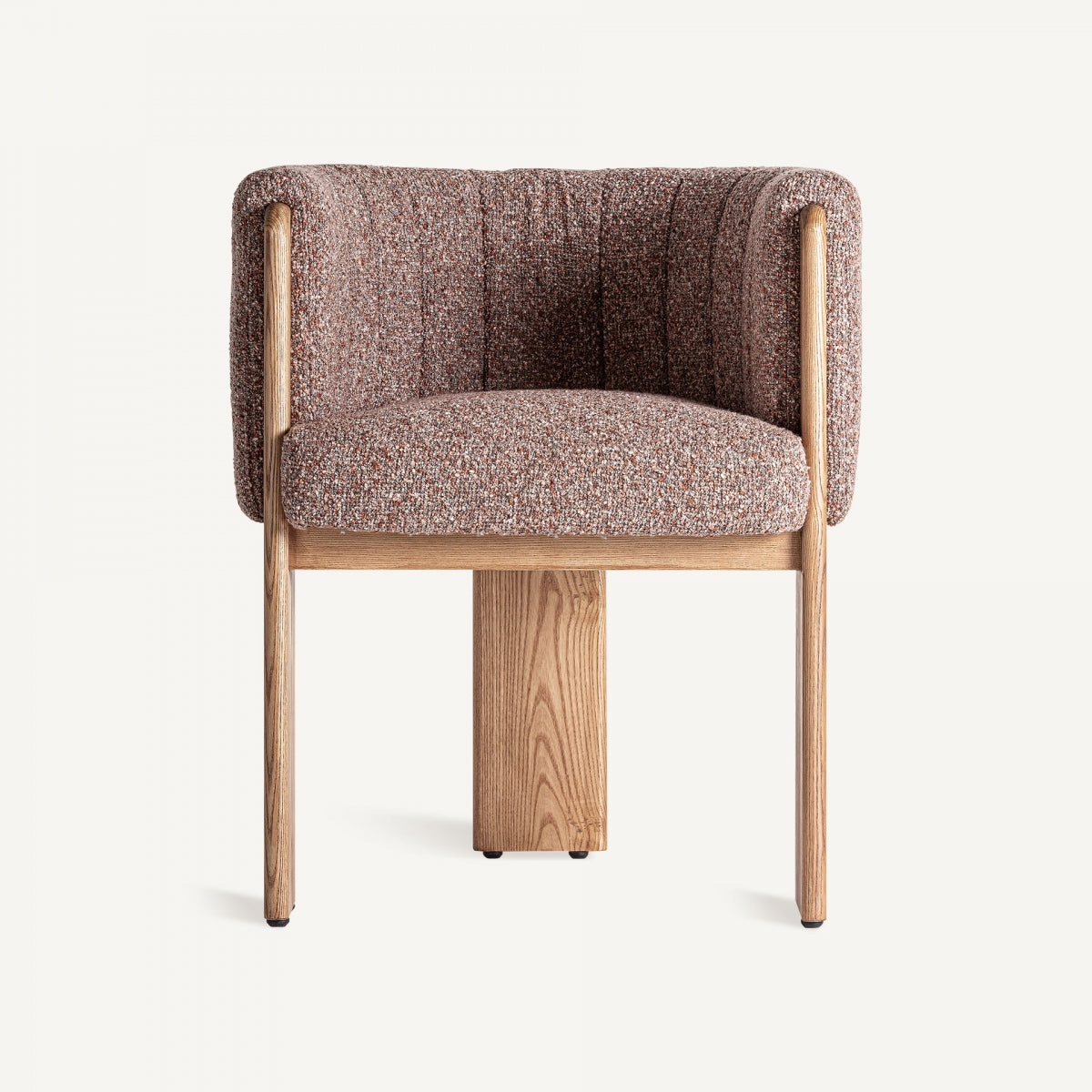 Vista frontal de la silla Cluny, respaldo curvo tapizado en boucle marrón sobre patas de madera natural.