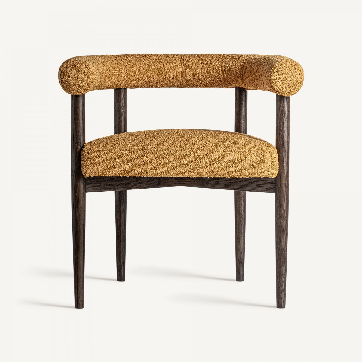 Vista lateral de silla con respaldo de ratán curvado y asiento tapizado en blanco