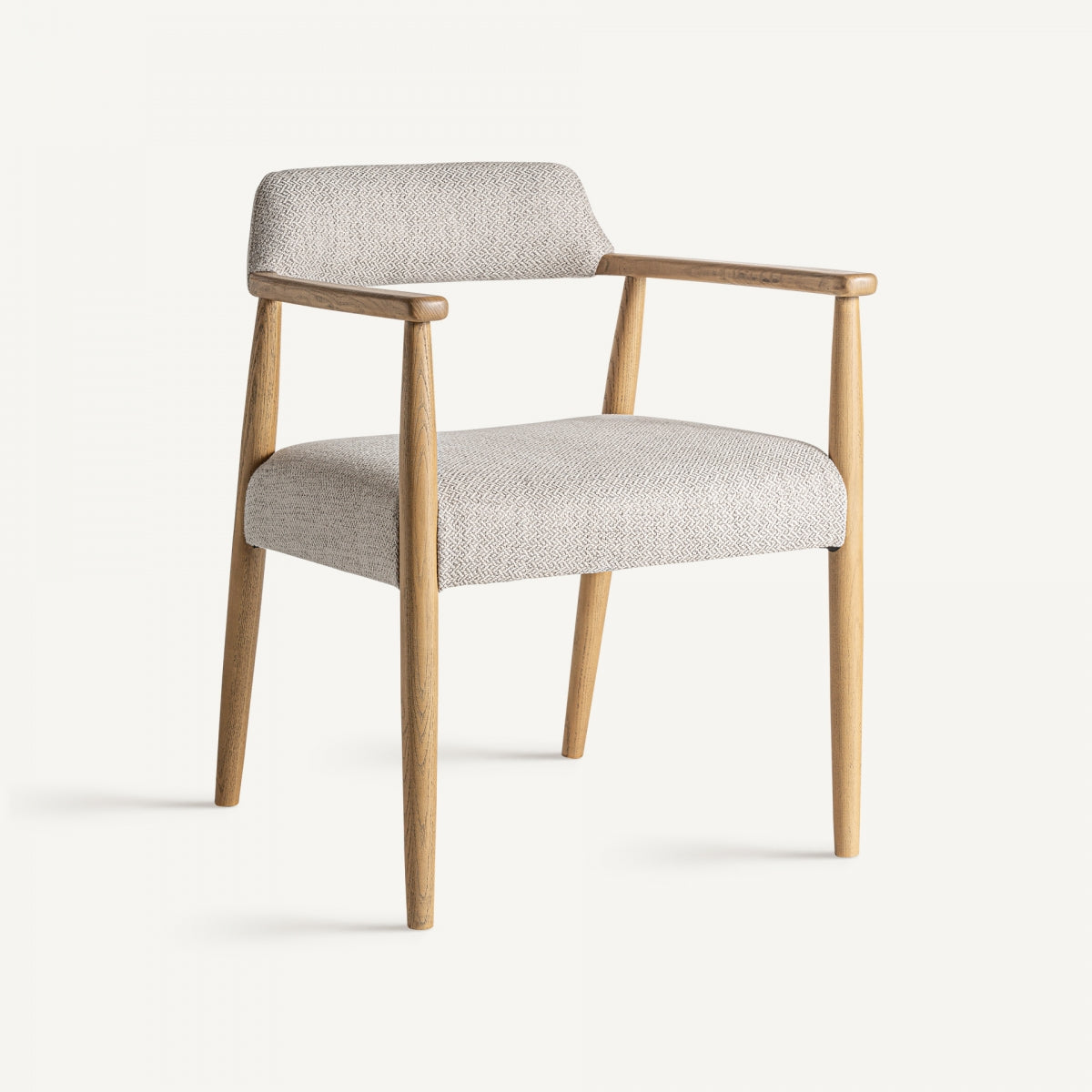 Silla de madera con asiento tapizado vista frontal, diseño nórdico y líneas suaves.