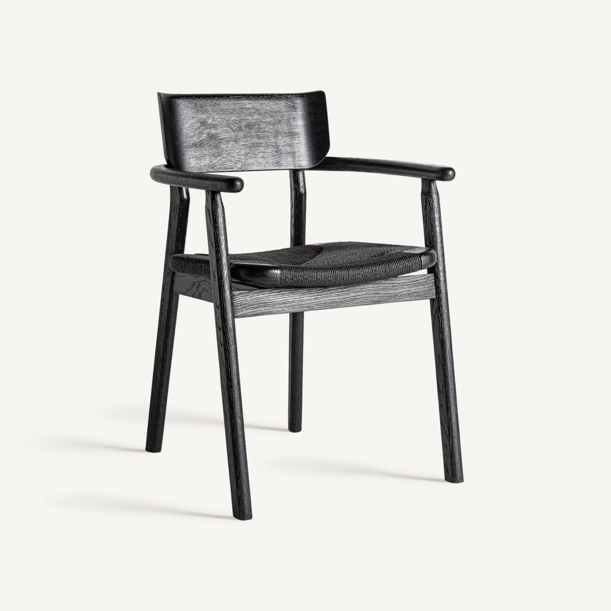 Silla con brazos de madera negra, vista frontal, estilo nórdico contemporáneo