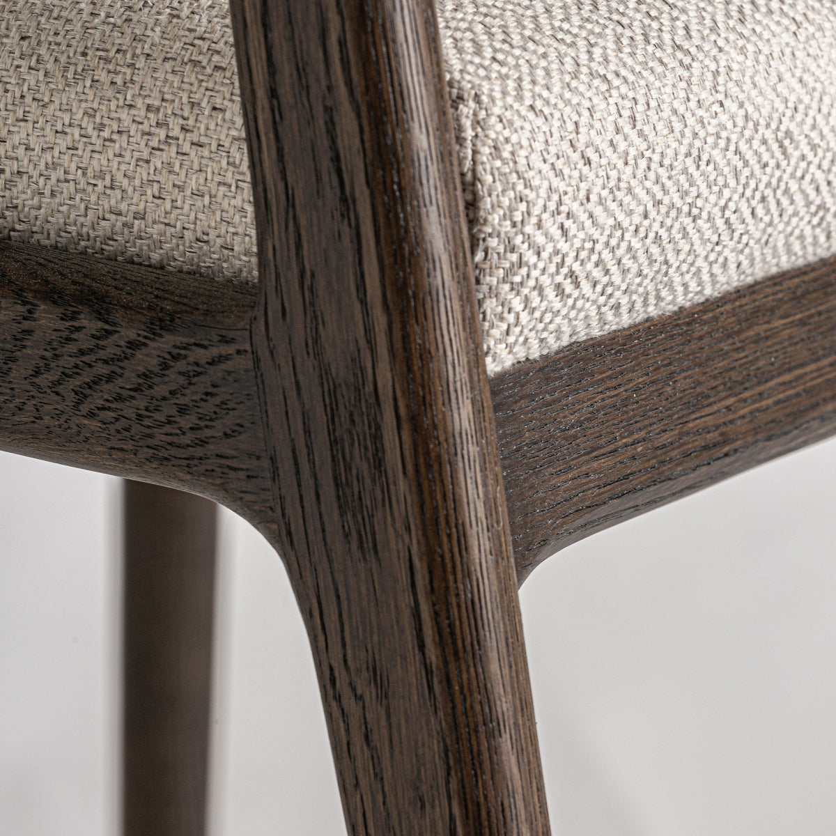 Detalle de la estructura de madera y tapizado neutro, acabado sofisticado y versátil