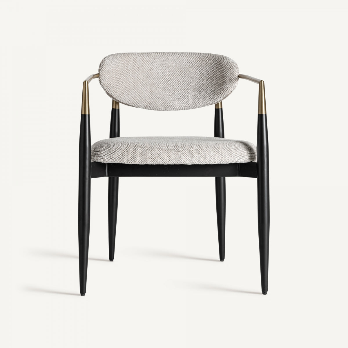 Vista frontal de la silla Crossac, estructura negra y asiento tapizado en poliéster beige.
