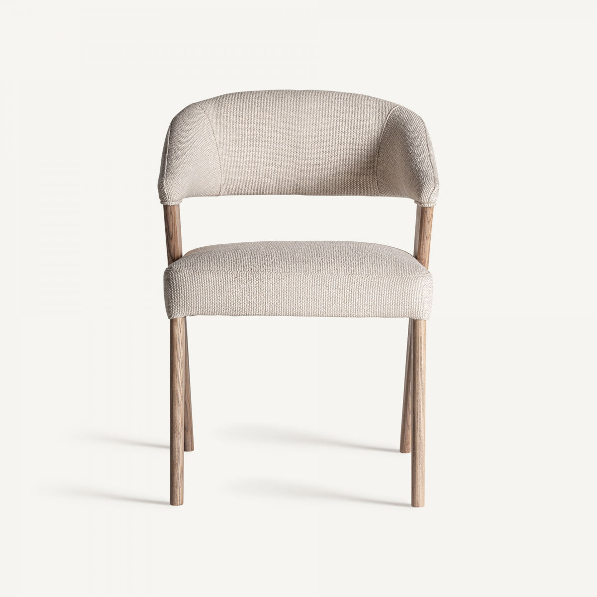 Silla vista frontal con asiento tapizado beige claro y estructura de roble, diseño envolvente.