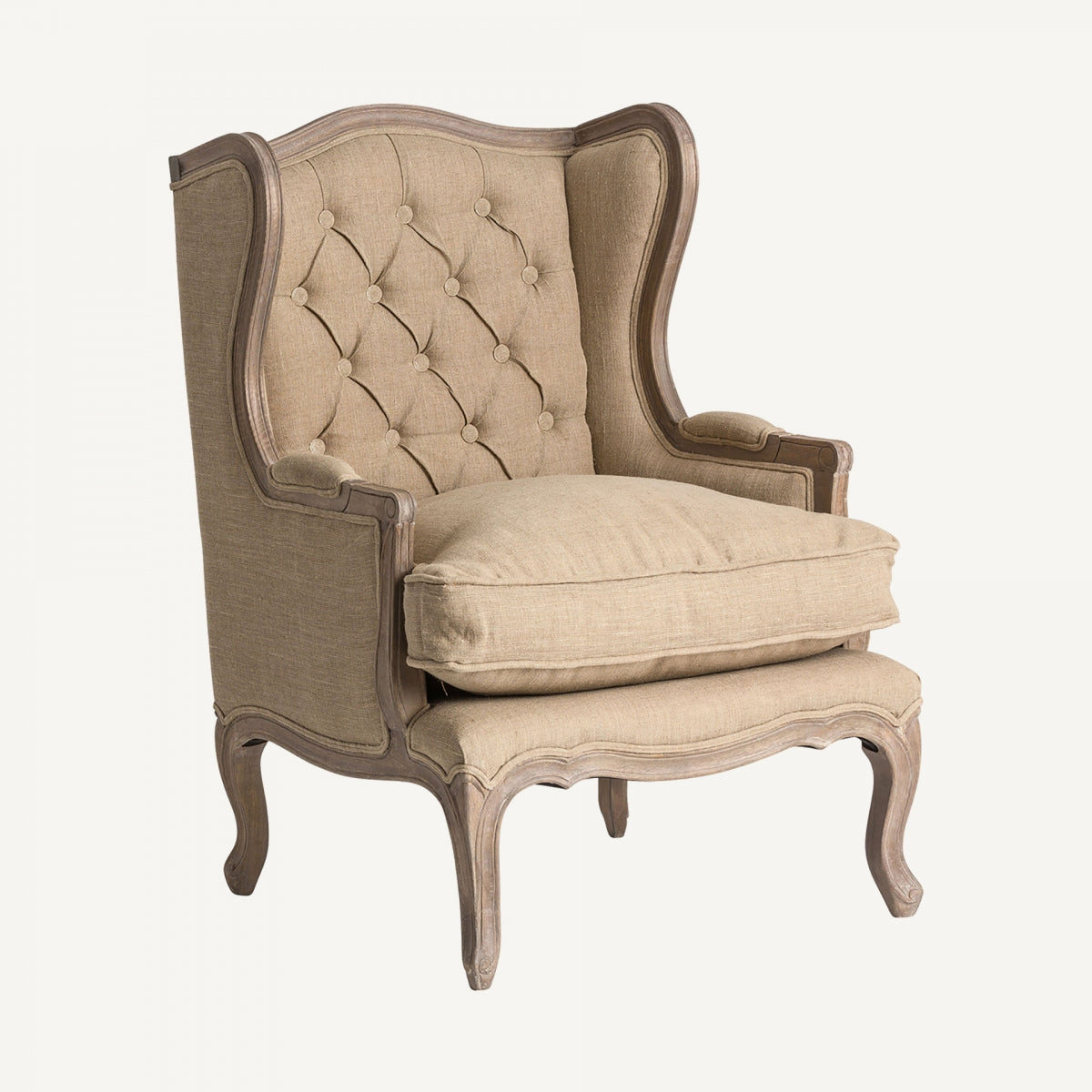 Sillón clásico orejero con respaldo capitoné, estructura de madera natural y cojín grueso – vista tres cuartos frontal, boutique_interiorismo-vical