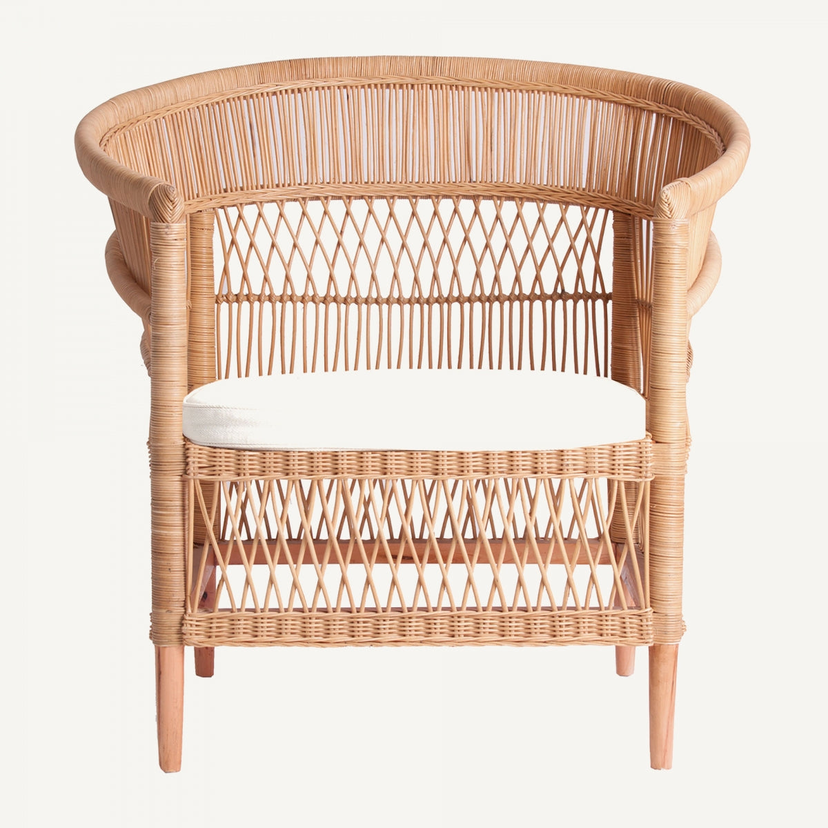 Vista frontal de butaca de ratán con asiento blanco, diseño curvo envolvente