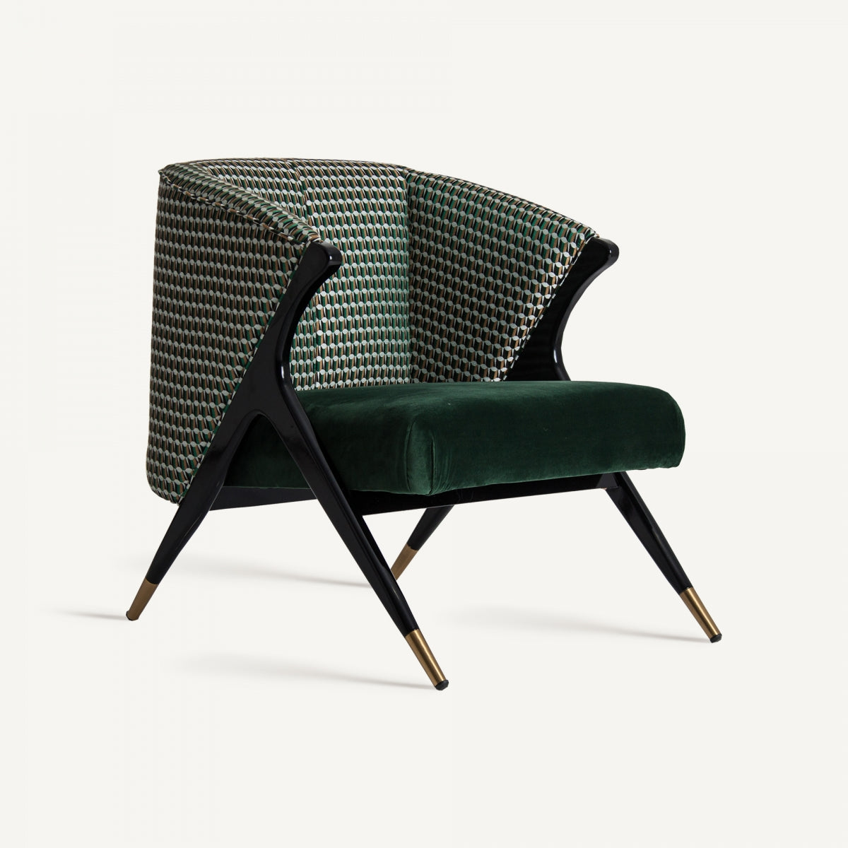 Butaca tapizada en pana verde con respaldo geométrico y patas negras inclinadas, estilo retro elegante