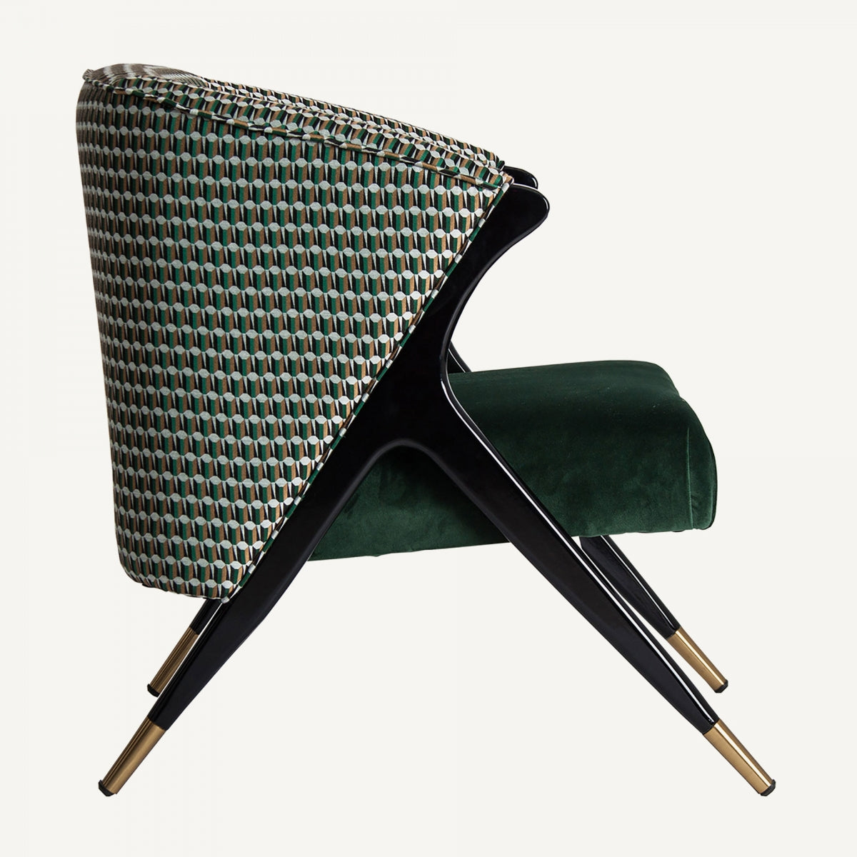 Perfil de butaca verde con estructura negra y tapizado en tejido gráfico, inspiración mid-century
