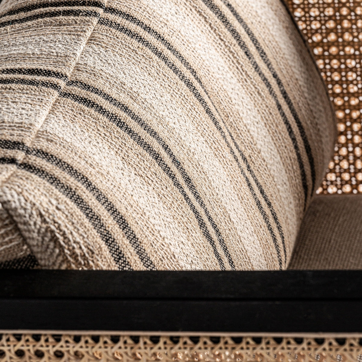 Detalle del cojín rayado del sillón NUK2, textil natural en tonos neutros - boutique_interiorismo - vical