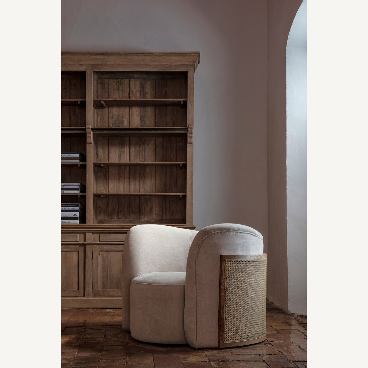 ambiente decorado, sillón japandi, biblioteca madera, estilo rústico chic