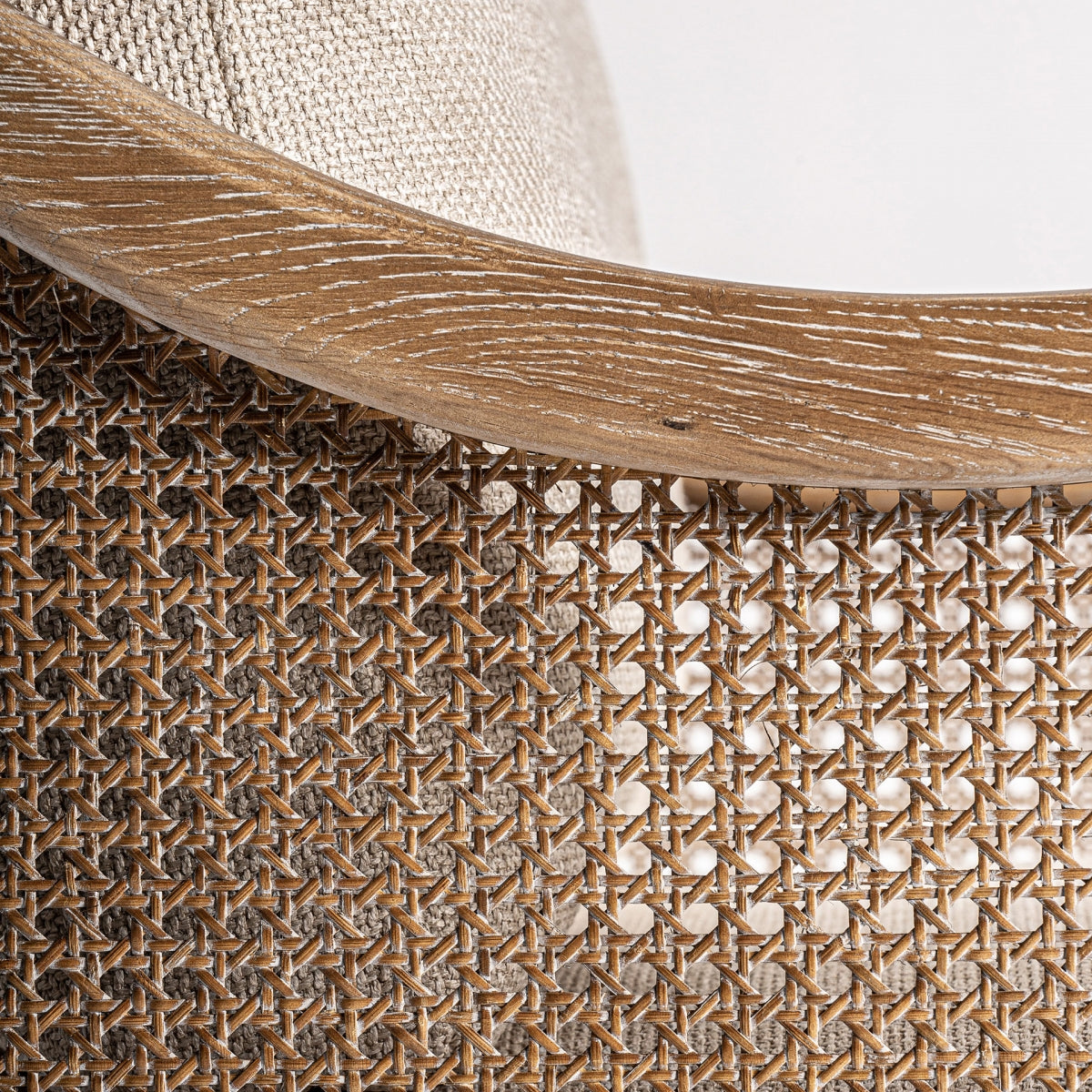 Detalle lateral de la Butaca Bolzano, curvatura orgánica de madera natural y rejilla artesanal, boutique interiorismo Vical