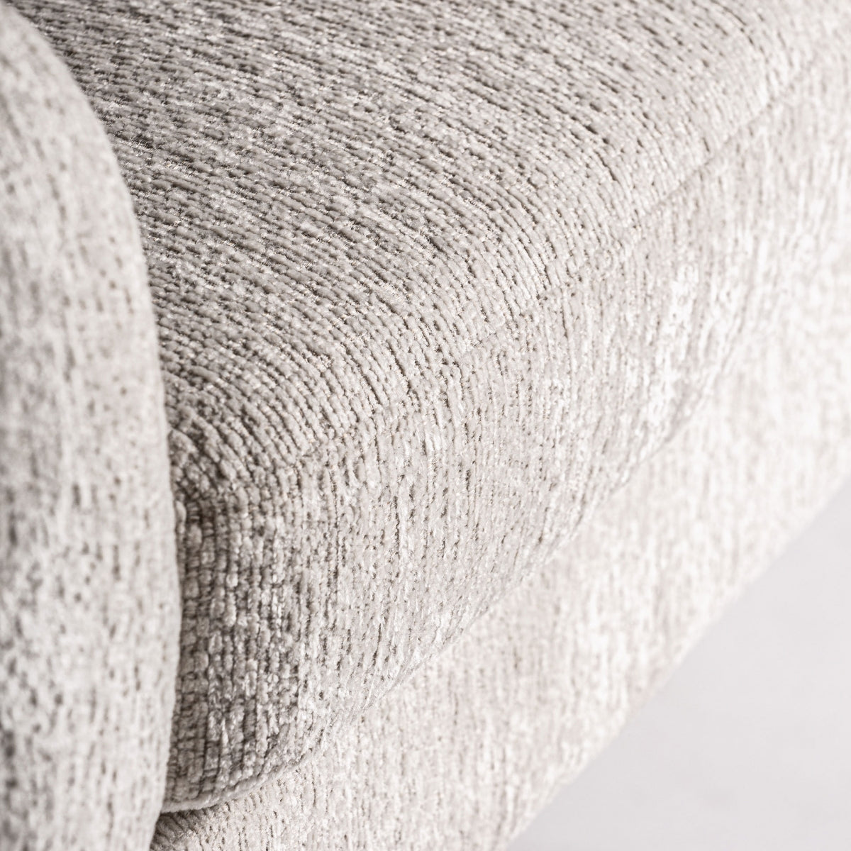 Detalle del asiento de la butaca ELISE mostrando la suavidad del tejido bouclé beige claro