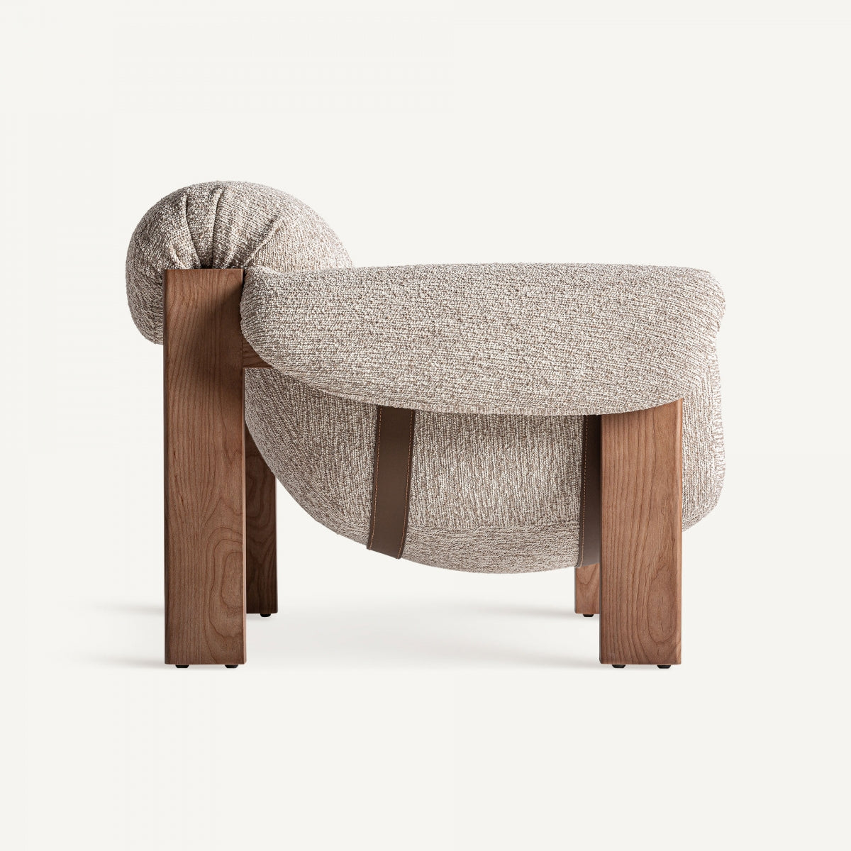 Vista trasera del respaldo del sillón UZNACH con estructura sólida y líneas suaves – ideal para salones modernos