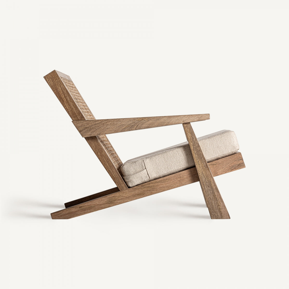 Vista trasera del respaldo de rejilla del sillón WESWEIL – artesanía en fibras naturales y estructura contemporánea