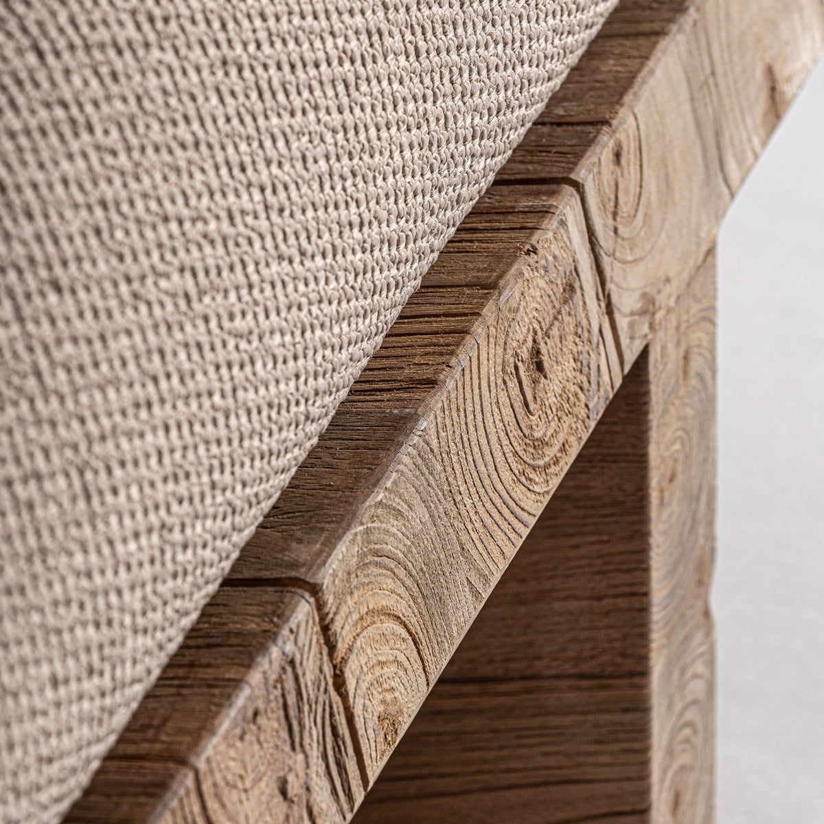 Detalle de la unión entre asiento tapizado y estructura de madera vista, acabado artesanal, boutique interiorismo Vical