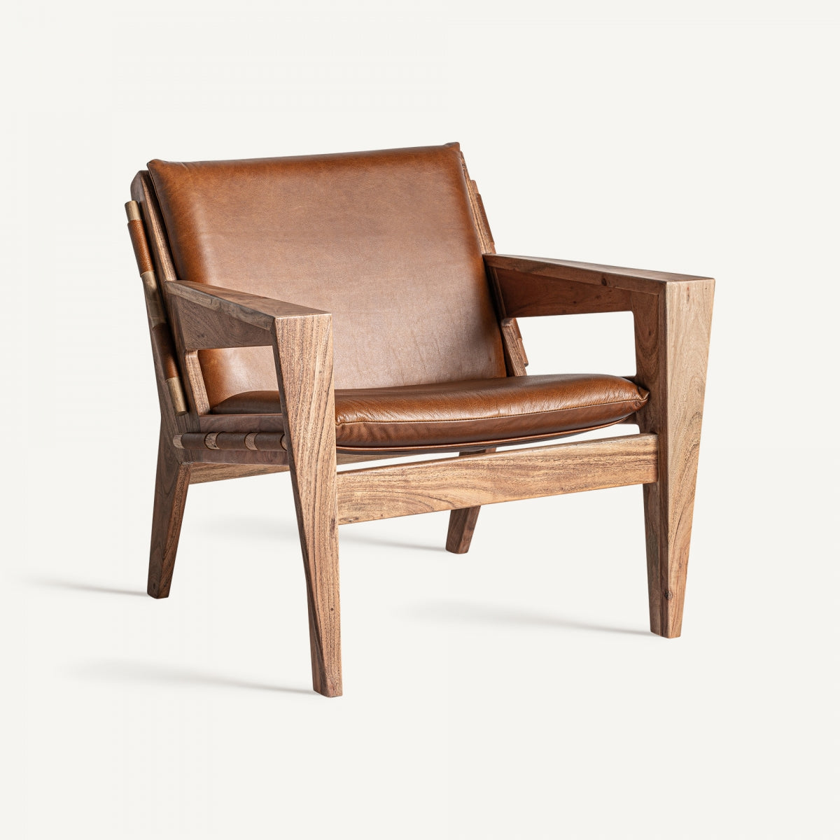 Sillón MELLE en vista frontal con estructura de madera natural y cojines de cuero marrón