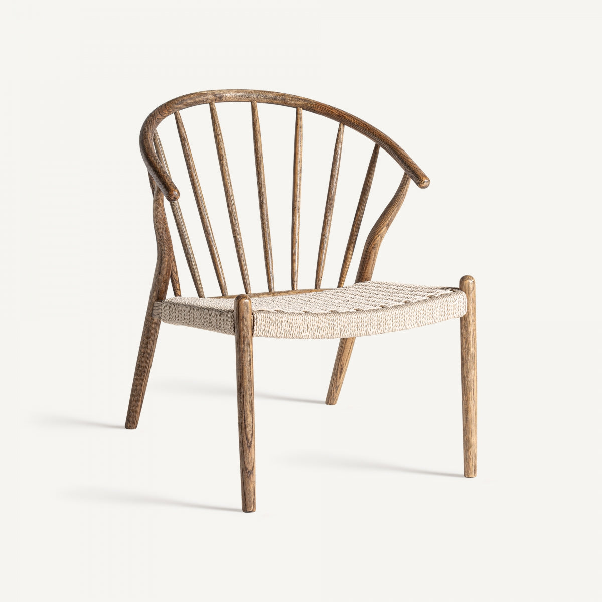 Sillón de madera de roble con asiento tejido en cuerda natural, diseño nórdico artesanal