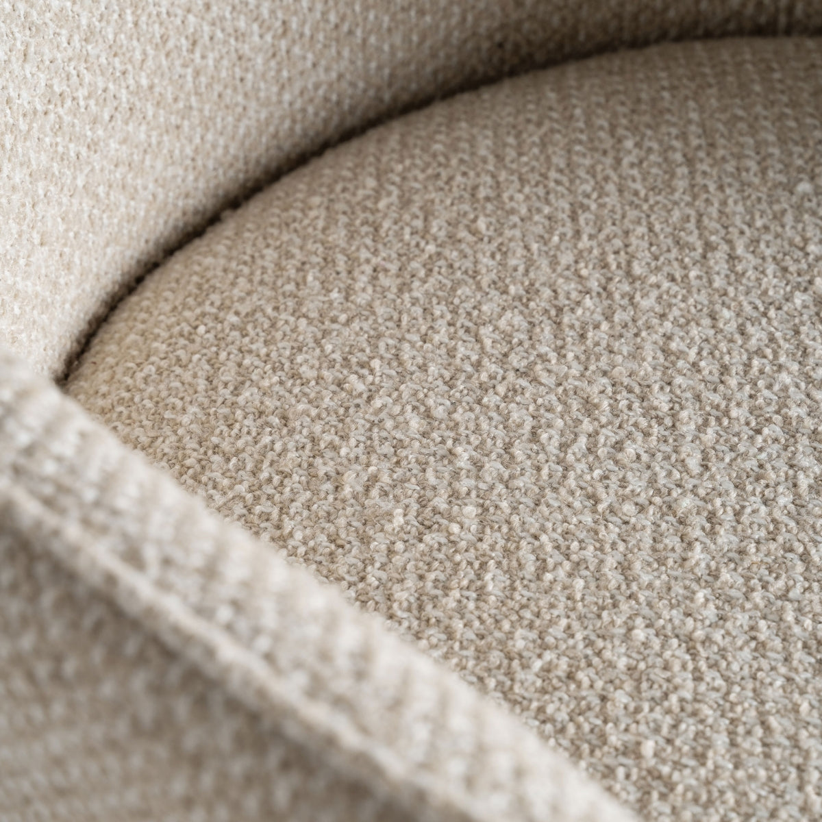 Vista de la base curva tapizada en beige, muestra de diseño moderno y elegante