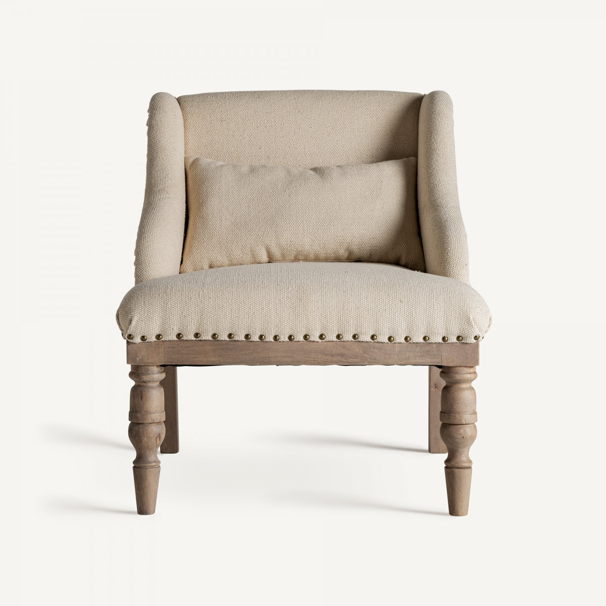 Sillón beige con cojín lumbar, vista frontal acogedora, ideal para rincón de lectura