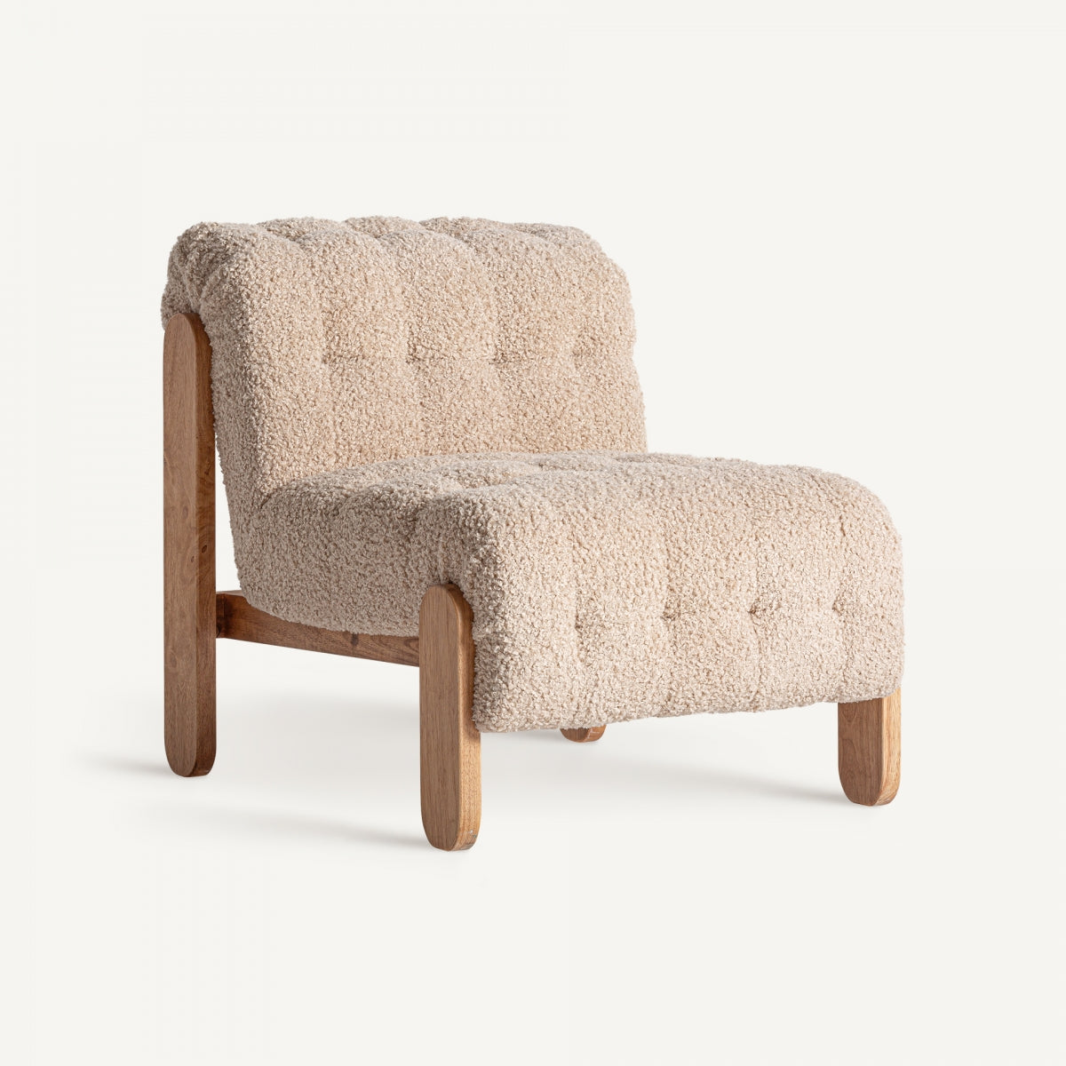 Butaca Neyprat tapizada en bouclé natural con base de madera vista, vista tres cuartos frontal, estilo nórdico acogedor