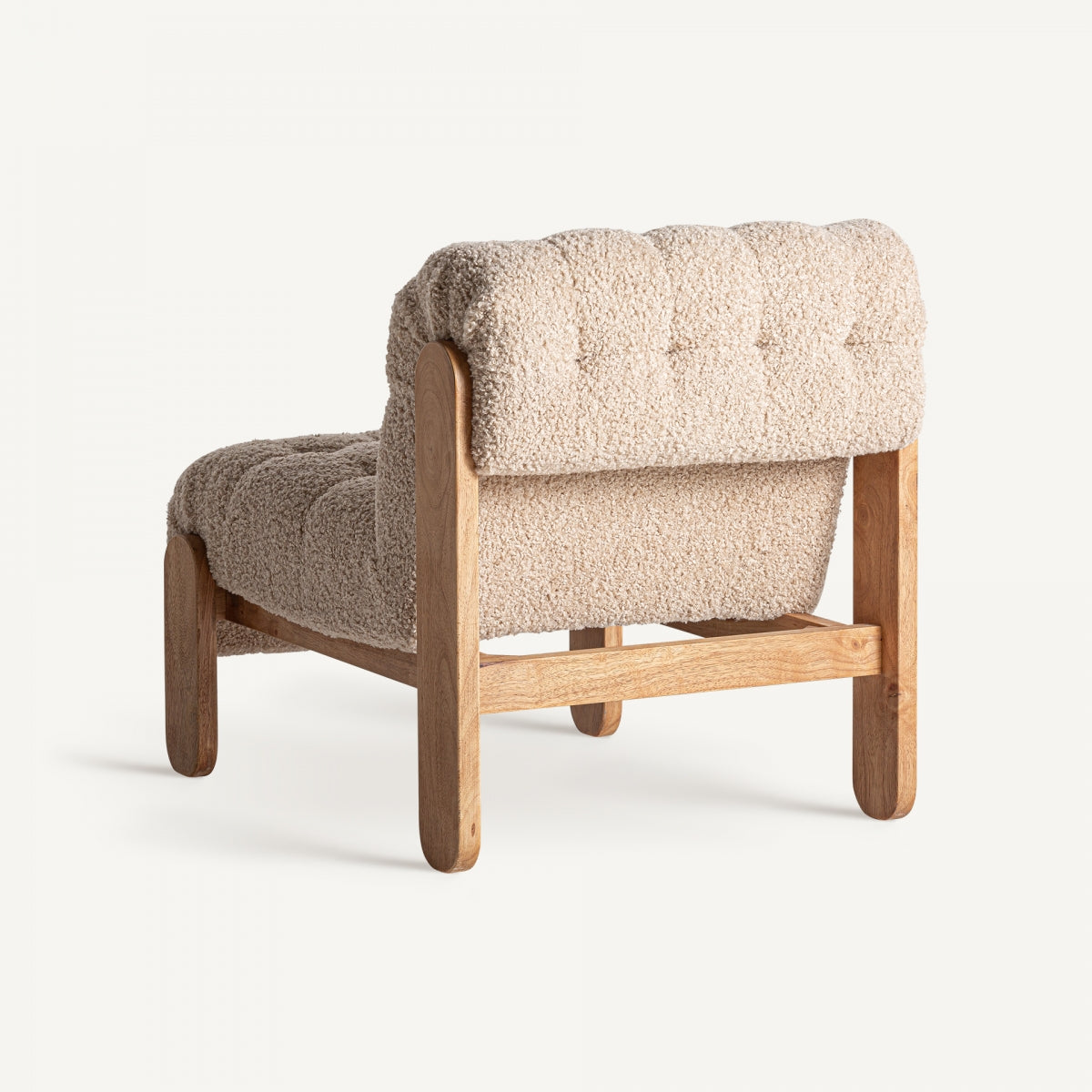Vista trasera de la butaca Neyprat, estructura visible en madera y tapizado curvado, estilo natural contemporáneo